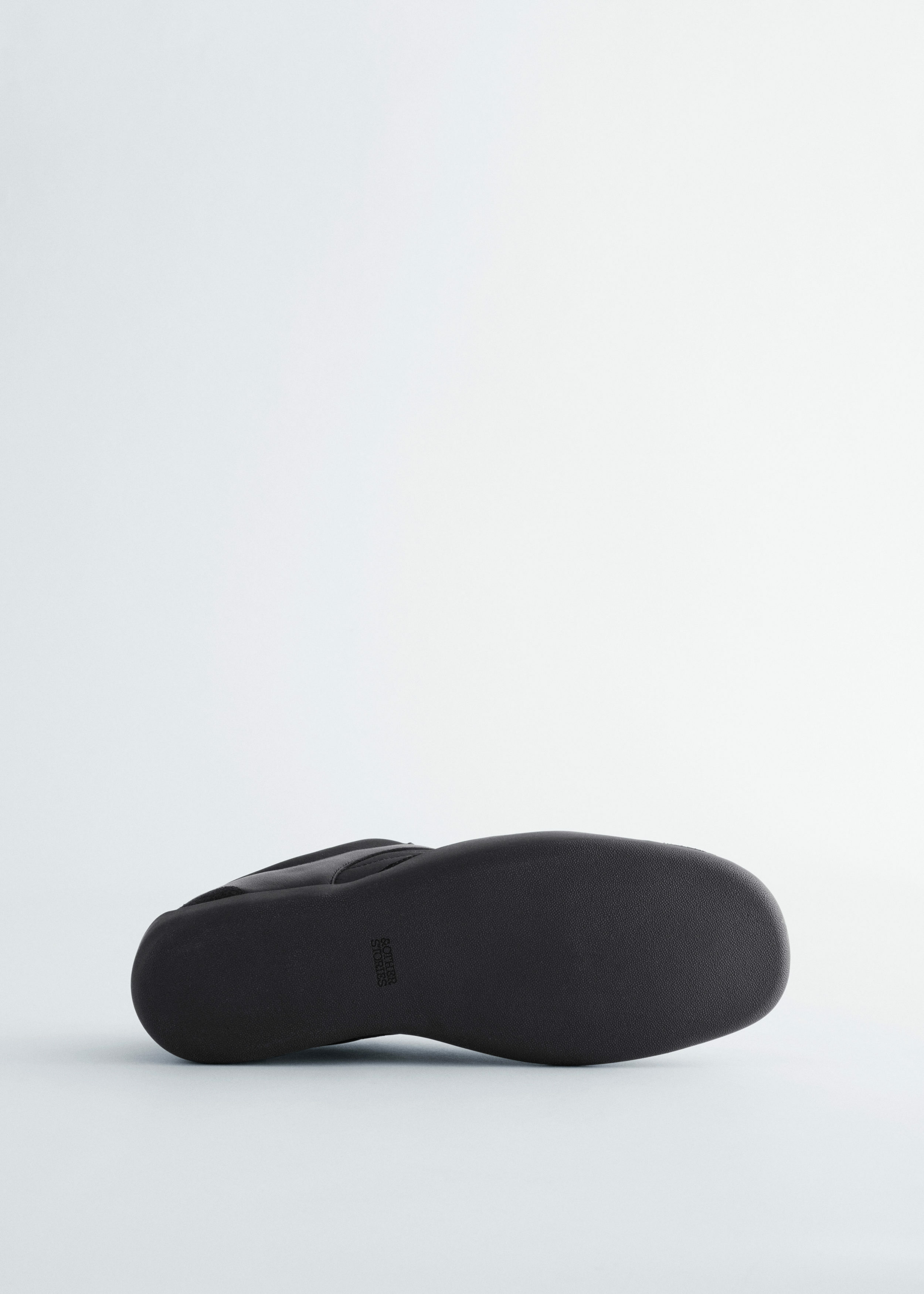 앤아더스토리즈 미니멀 레더 스니커즈의 블랙컬러 Product입니다.