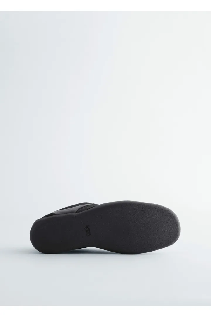 앤아더스토리즈 미니멀 레더 스니커즈의 블랙컬러 Product입니다.