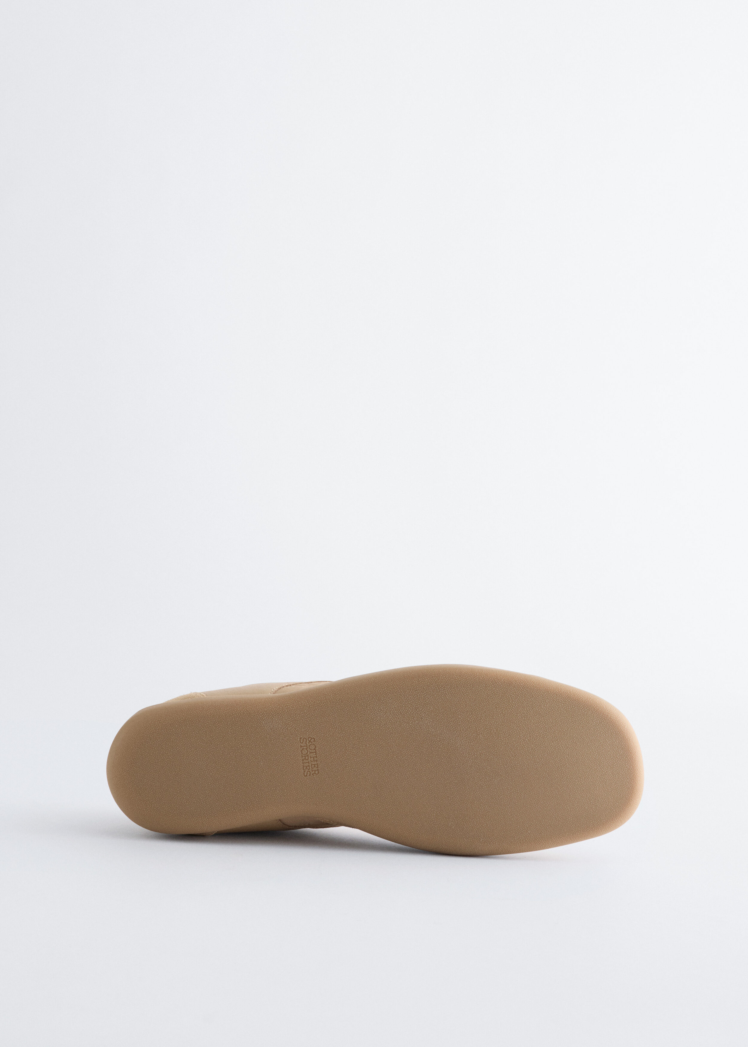 앤아더스토리즈 미니멀 레더 스니커즈의 베이지컬러 Product입니다.