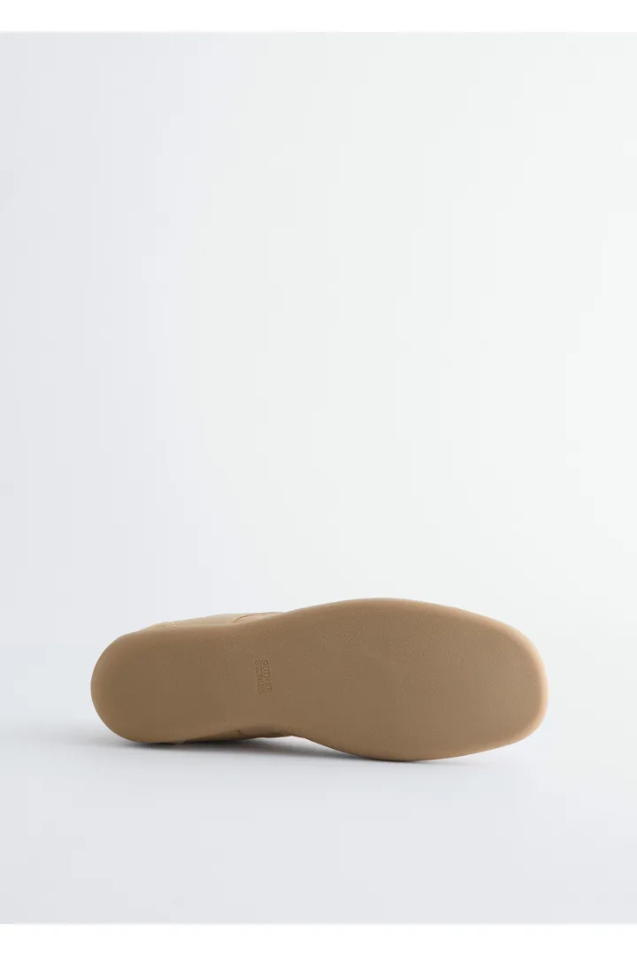 앤아더스토리즈 미니멀 레더 스니커즈의 베이지컬러 Product입니다.