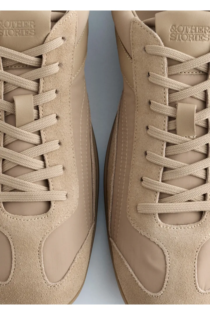 앤아더스토리즈 미니멀 레더 스니커즈의 베이지컬러 Detail입니다.