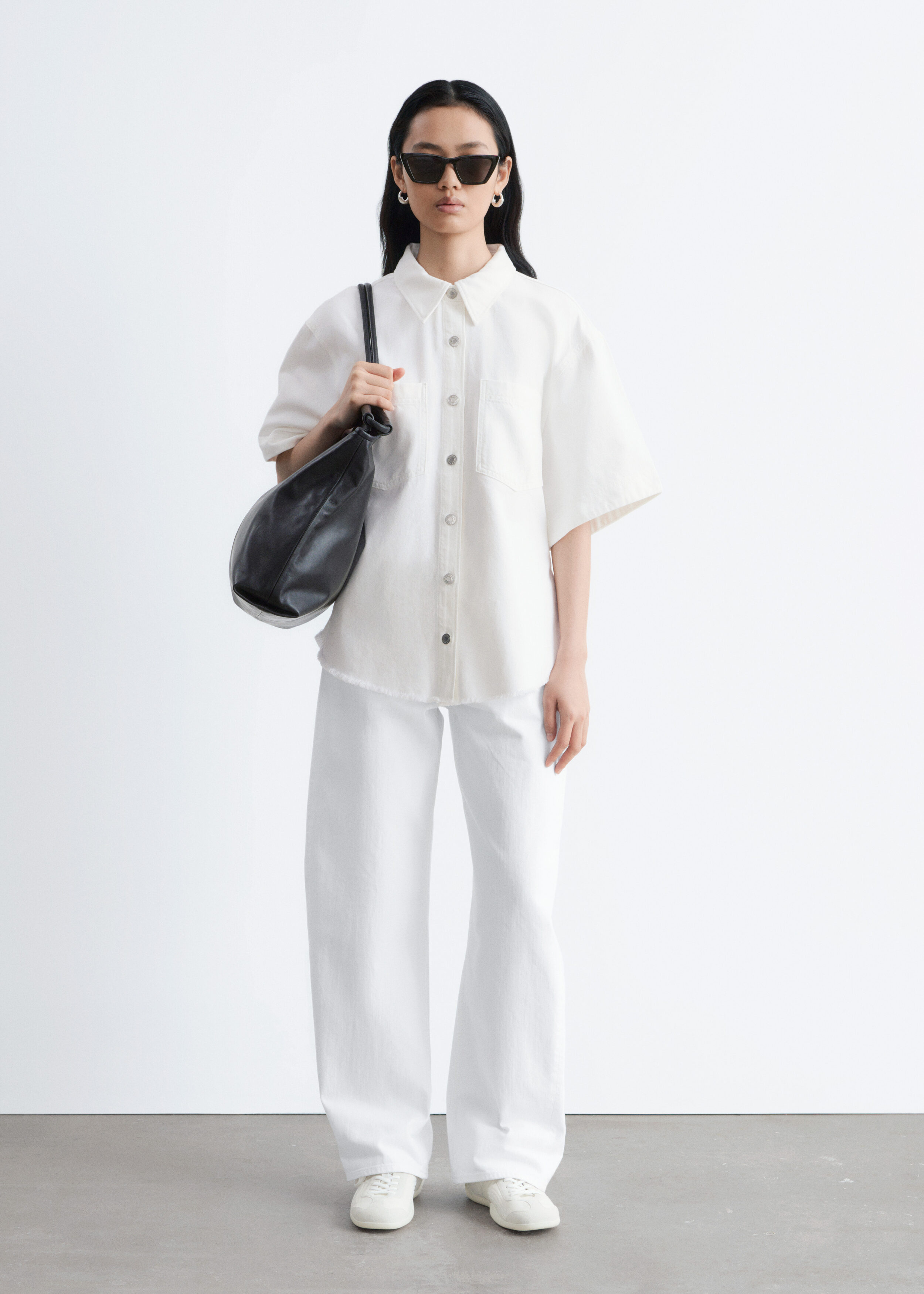 앤아더스토리즈 슬립 온 스니커즈의 오프-화이트컬러 ECOMLook입니다.