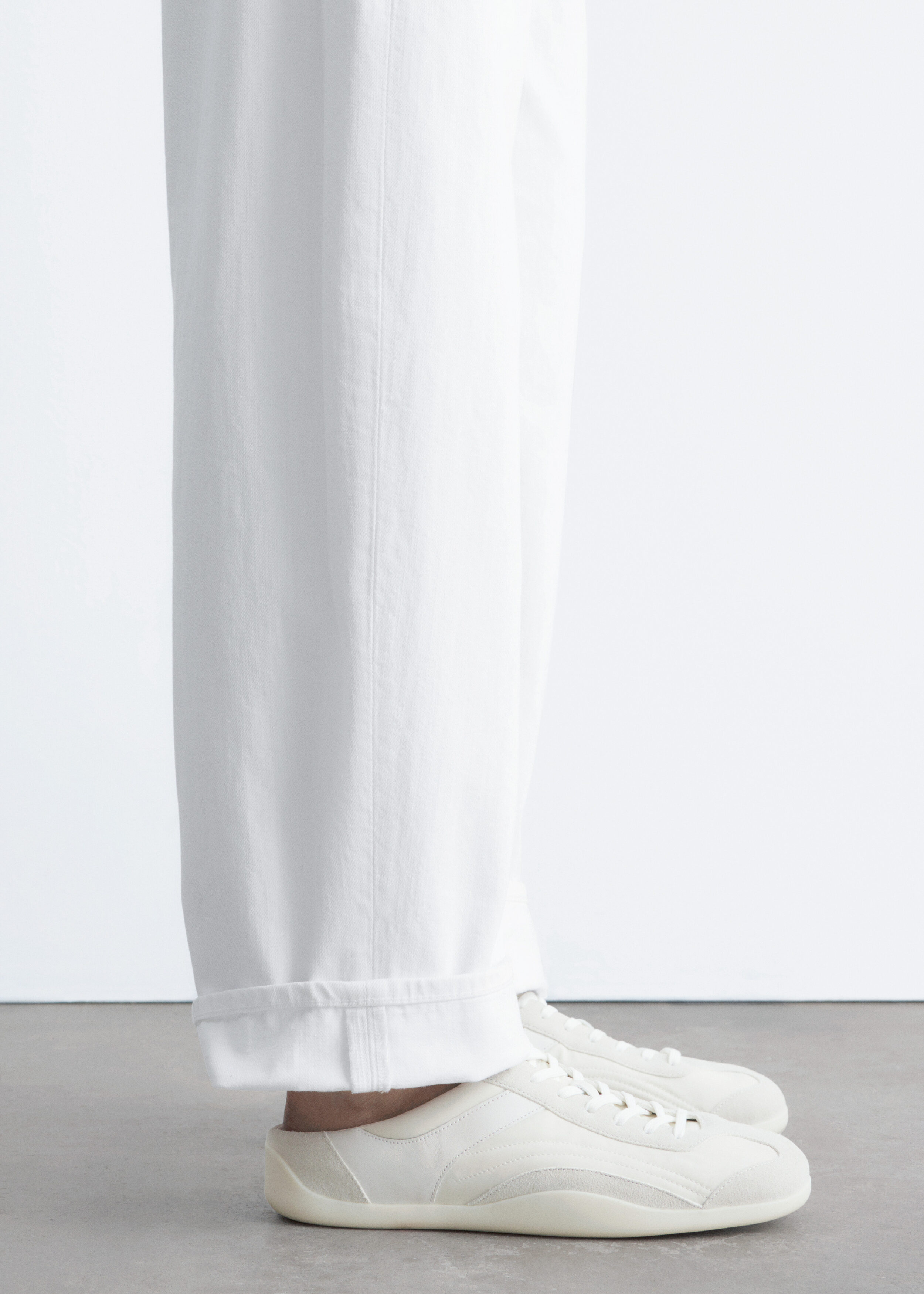 앤아더스토리즈 슬립 온 스니커즈의 오프-화이트컬러 ECOMLook입니다.