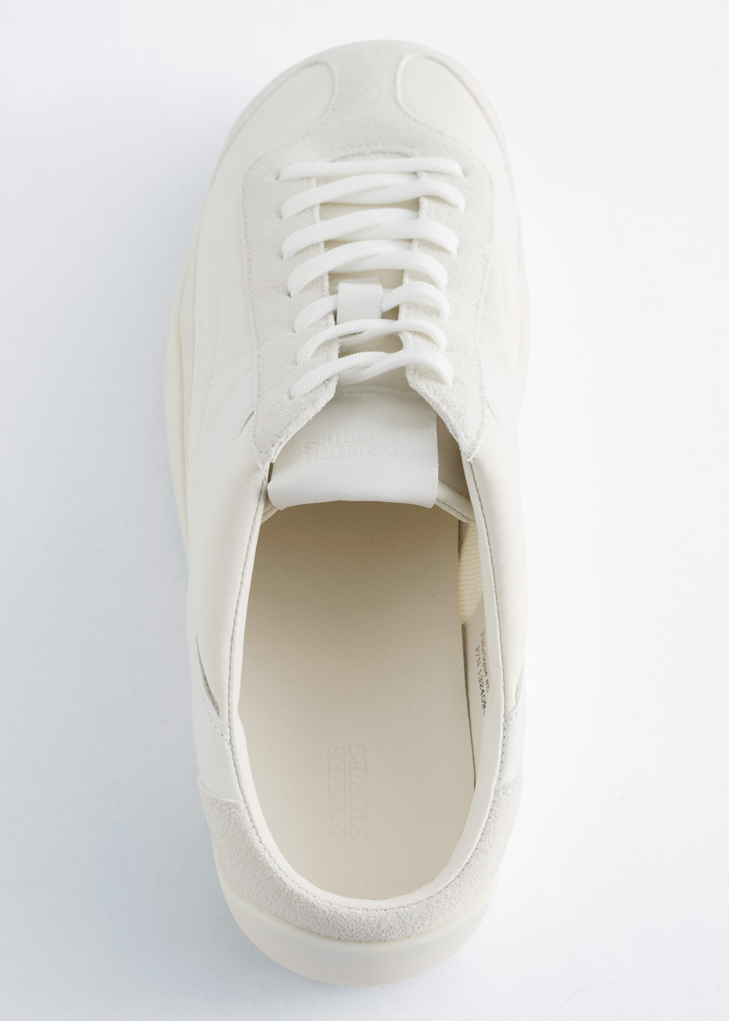 앤아더스토리즈 슬립 온 스니커즈의 오프-화이트컬러 Product입니다.