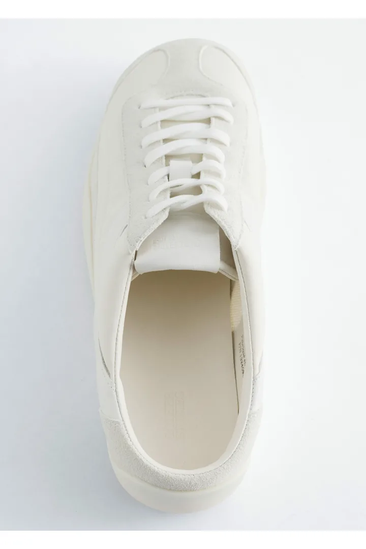 앤아더스토리즈 슬립 온 스니커즈의 오프-화이트컬러 Product입니다.