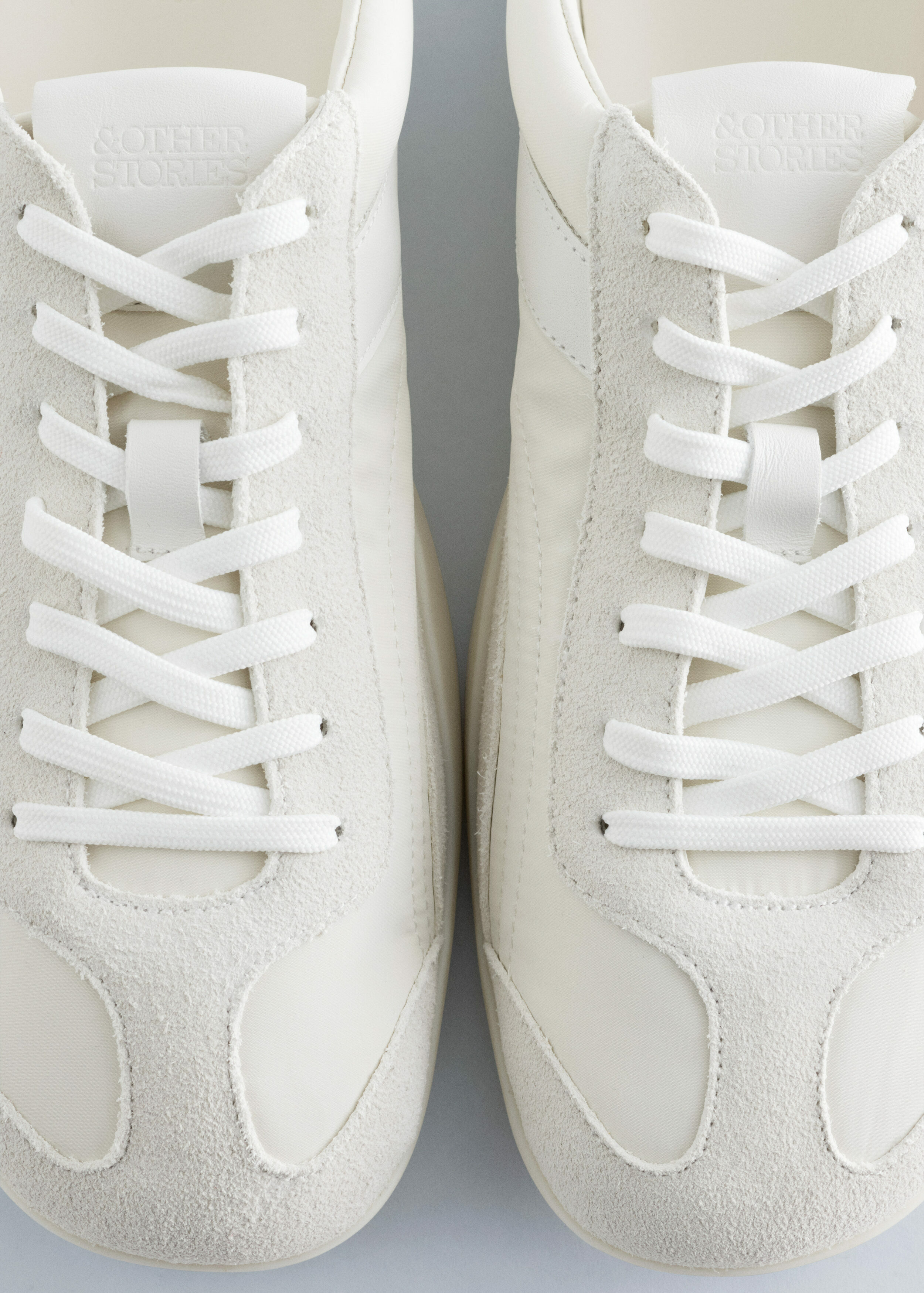 앤아더스토리즈 슬립 온 스니커즈의 오프-화이트컬러 Product입니다.