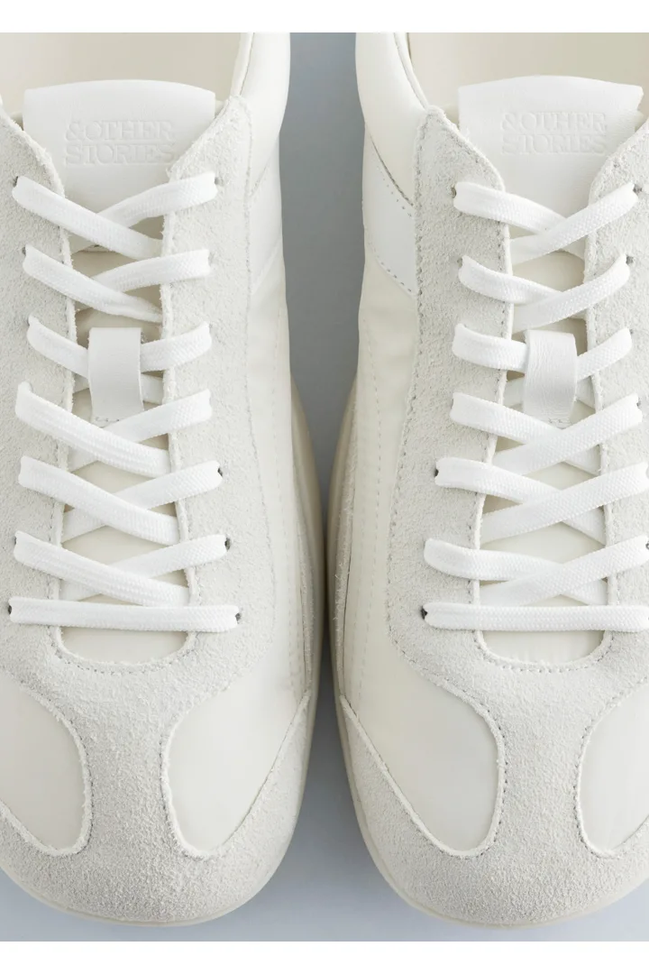 앤아더스토리즈 슬립 온 스니커즈의 오프-화이트컬러 Product입니다.