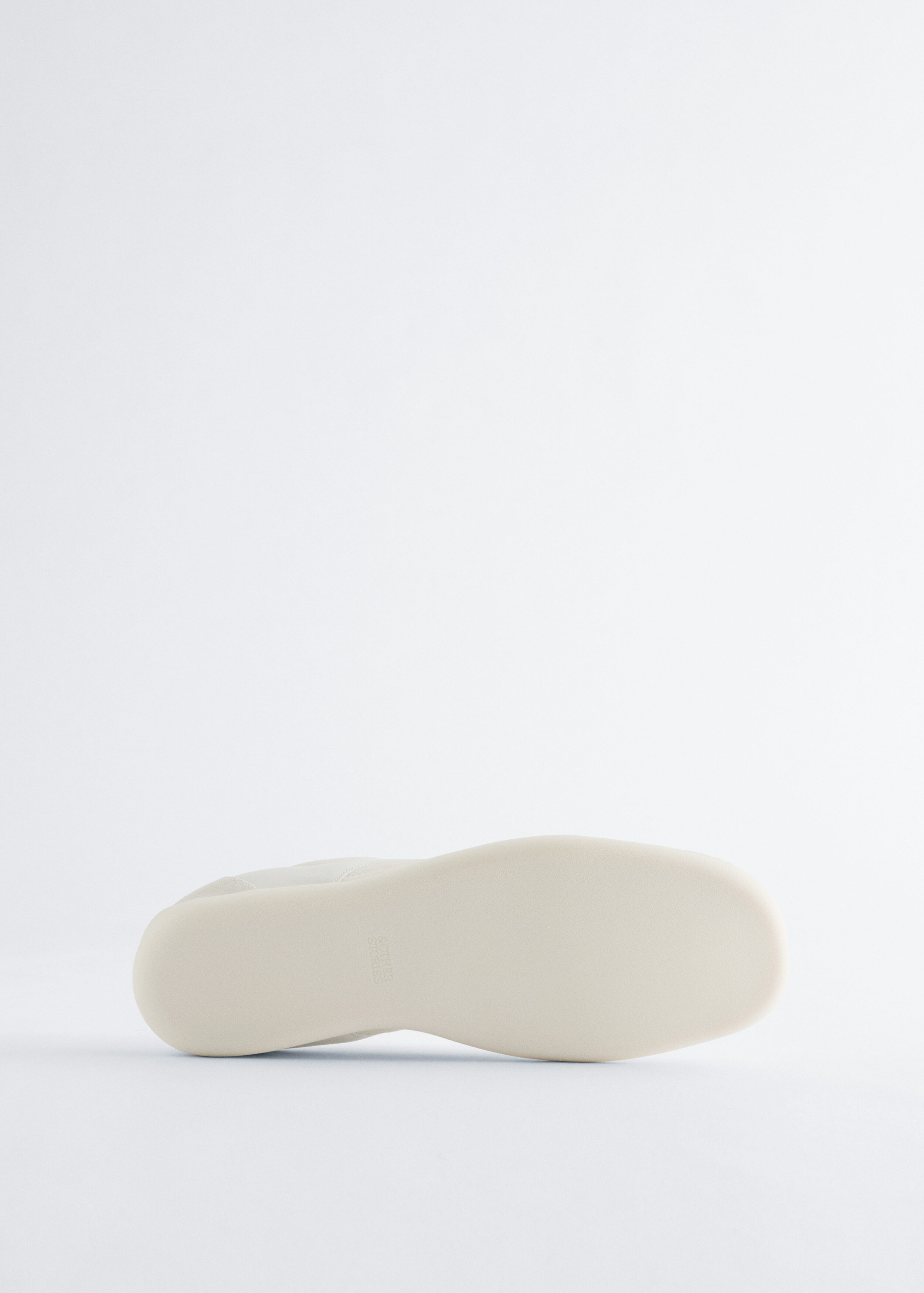 앤아더스토리즈 슬립 온 스니커즈의 오프-화이트컬러 Product입니다.