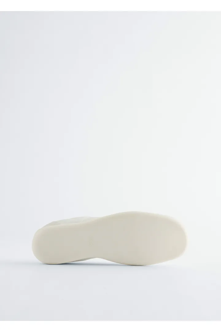 앤아더스토리즈 슬립 온 스니커즈의 오프-화이트컬러 Product입니다.