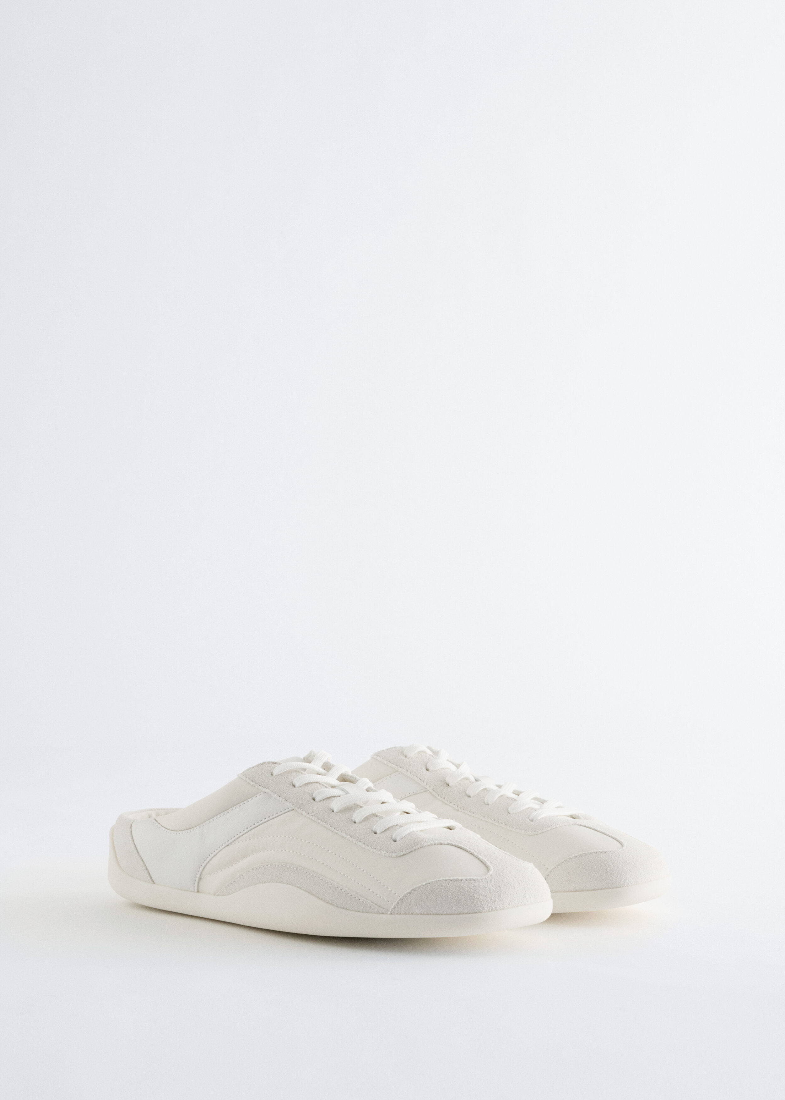 앤아더스토리즈 슬립 온 스니커즈의 오프-화이트컬러 Product입니다.