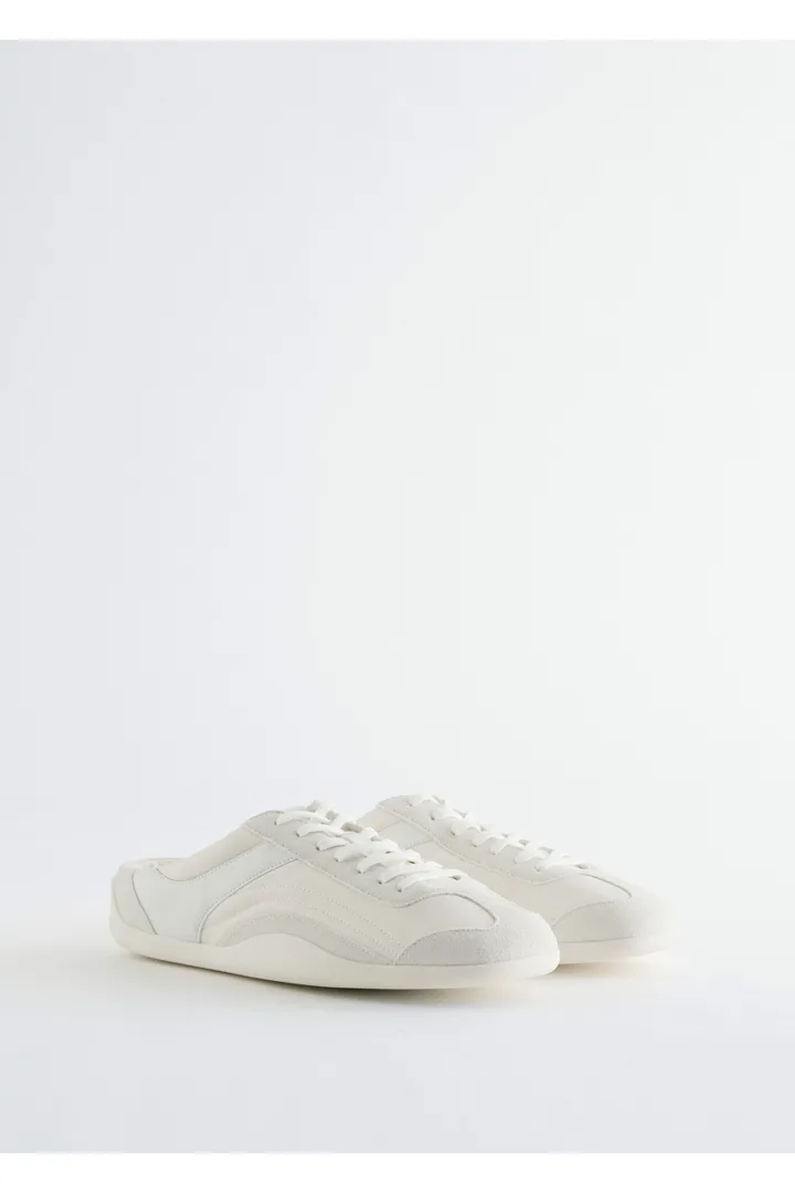 앤아더스토리즈 슬립 온 스니커즈의 오프-화이트컬러 Product입니다.