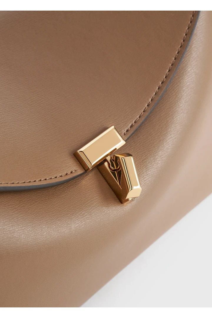 TOTEME 티-락 레더 클러치 카멜의 카멜컬러 4번쨰 이미지입니다.