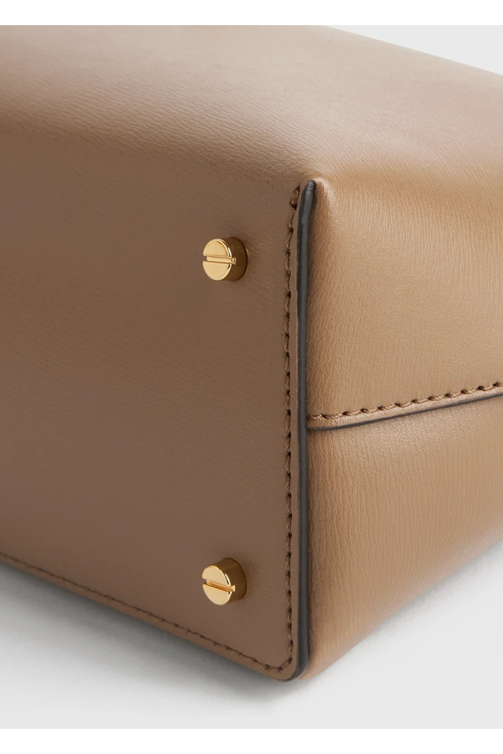 TOTEME 티-락 레더 클러치 카멜의 카멜컬러 5번쨰 이미지입니다.