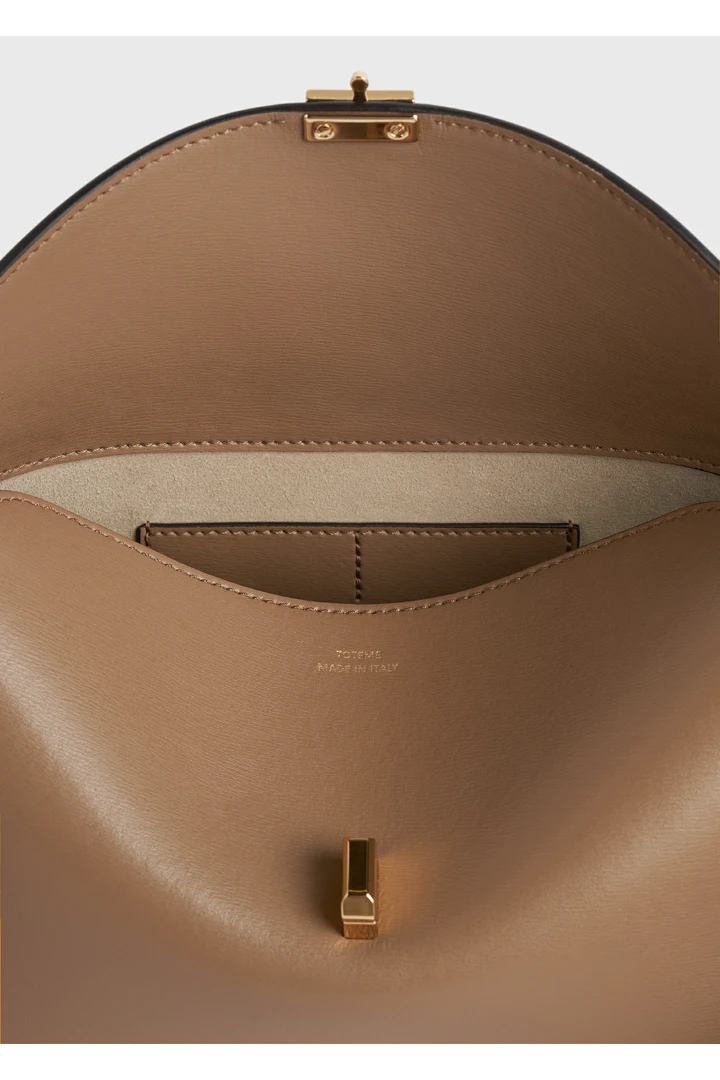 TOTEME 티-락 레더 클러치 카멜의 카멜컬러 6번쨰 이미지입니다.