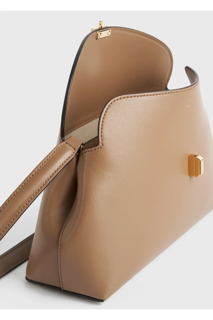 TOTEME 티-락 레더 클러치 카멜의 카멜컬러 7번쨰 이미지입니다.