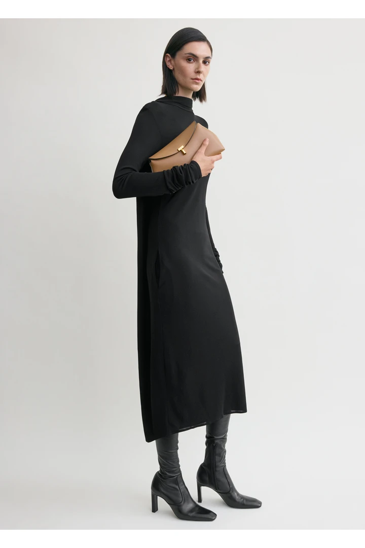 TOTEME 티-락 레더 클러치 카멜의 카멜컬러 1번쨰 이미지입니다.