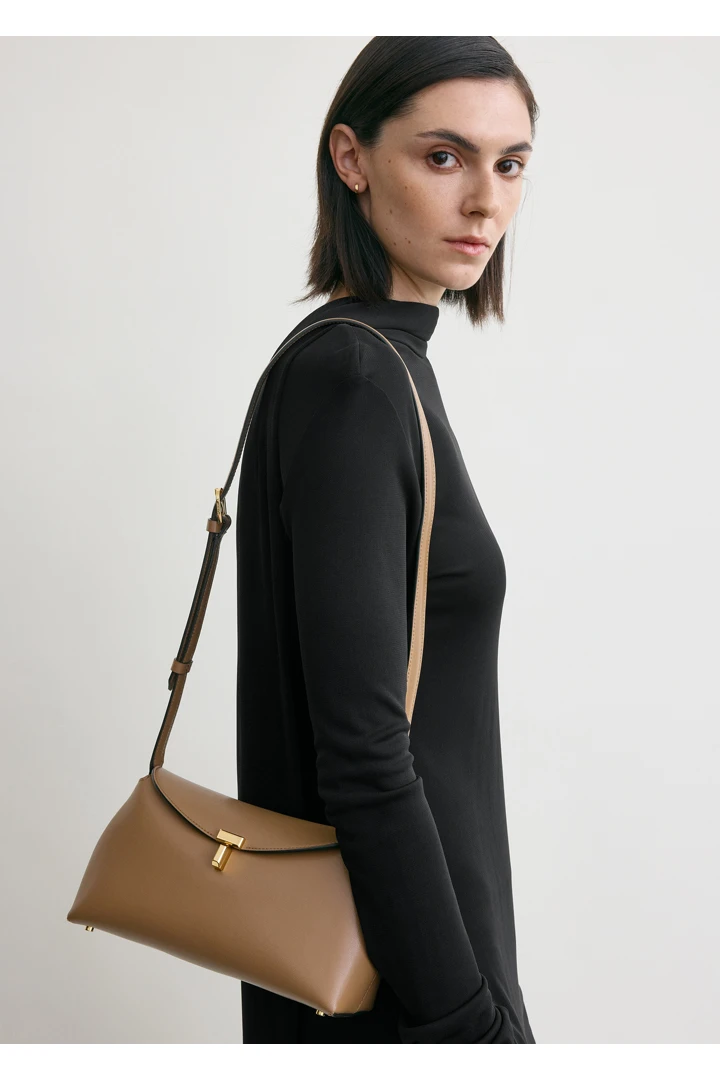 TOTEME 티-락 레더 클러치 카멜의 카멜컬러 2번쨰 이미지입니다.