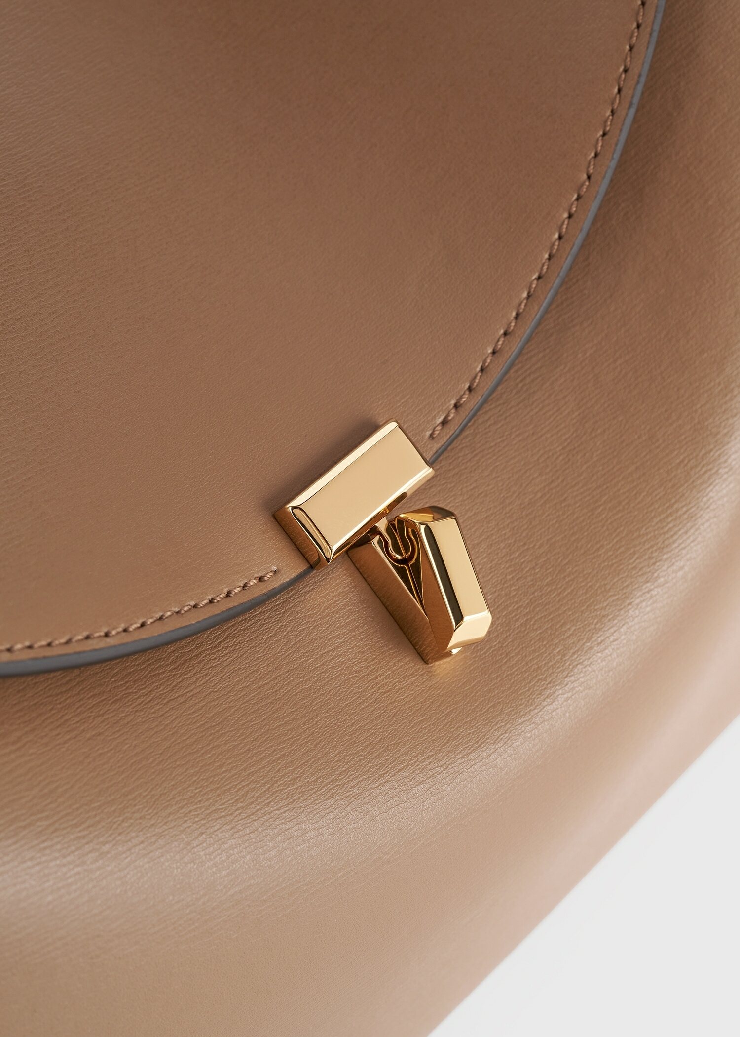 TOTEME 티-락 레더 탑 핸들 카멜의 카멜컬러 4번쨰 이미지입니다.