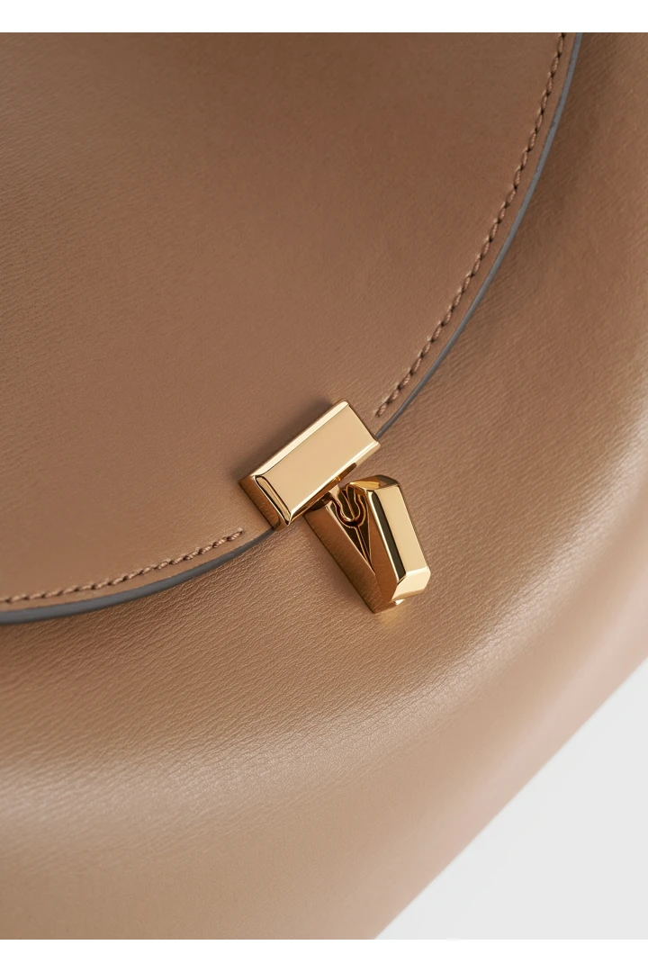 TOTEME 티-락 레더 탑 핸들 카멜의 카멜컬러 4번쨰 이미지입니다.