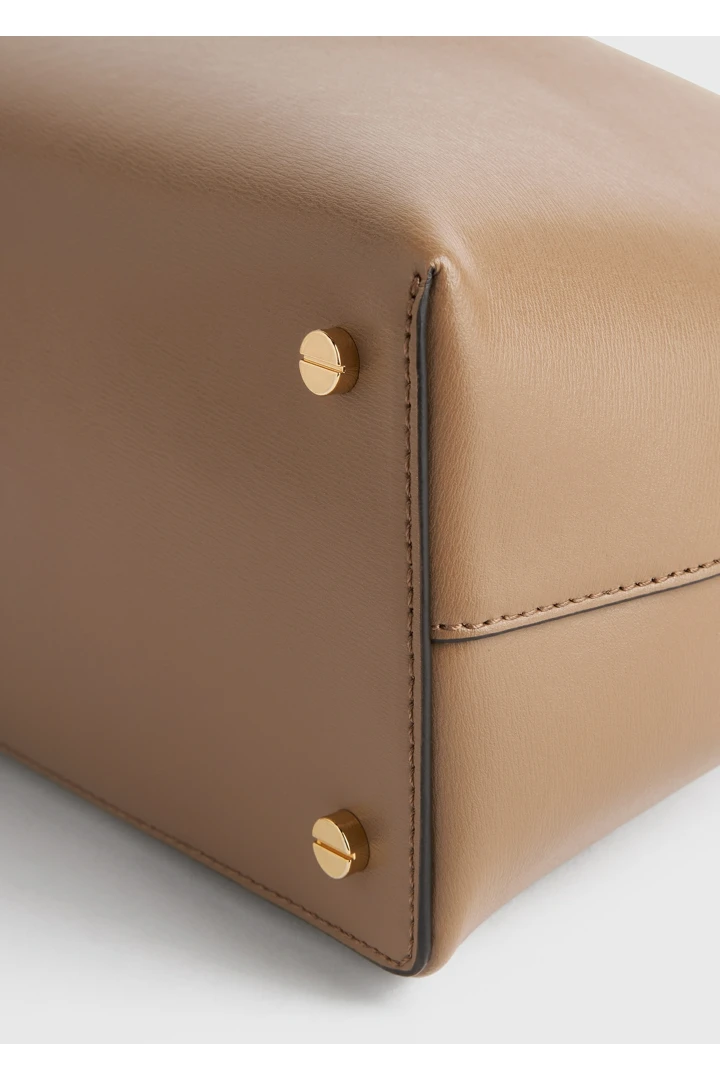 TOTEME 티-락 레더 탑 핸들 카멜의 카멜컬러 5번쨰 이미지입니다.