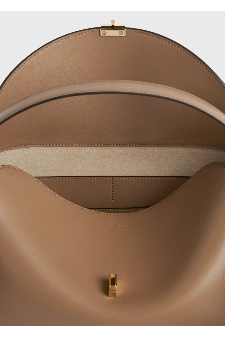 TOTEME 티-락 레더 탑 핸들 카멜의 카멜컬러 6번쨰 이미지입니다.