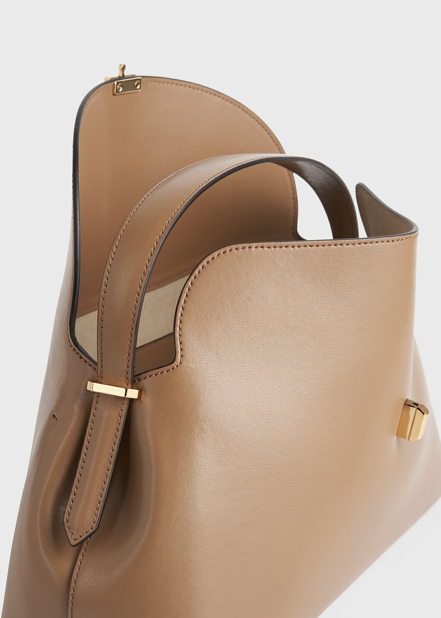 TOTEME 티-락 레더 탑 핸들 카멜의 카멜컬러 7번쨰 이미지입니다.