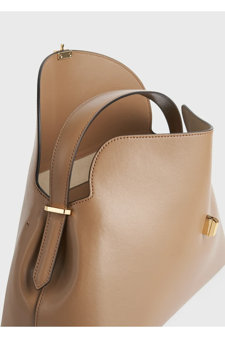 TOTEME 티-락 레더 탑 핸들 카멜의 카멜컬러 7번쨰 이미지입니다.