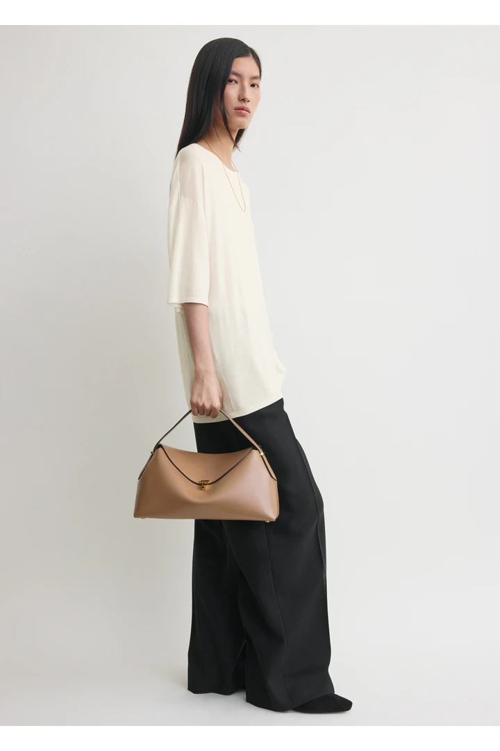 TOTEME 티-락 레더 탑 핸들 카멜의 카멜컬러 1번쨰 이미지입니다.