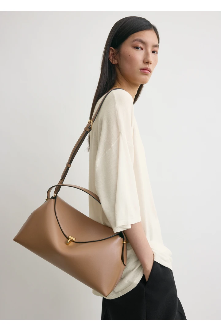 TOTEME 티-락 레더 탑 핸들 카멜의 카멜컬러 2번쨰 이미지입니다.