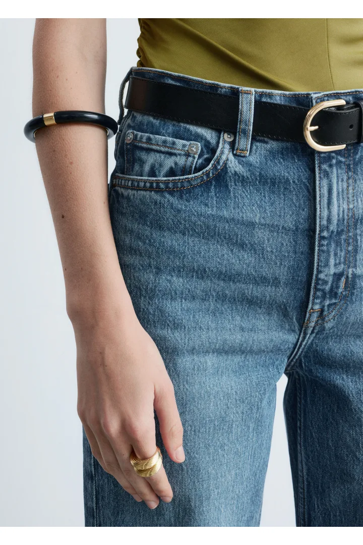 앤아더스토리즈 콘트라스트 메탈 레진 뱅글의 블랙ㅣ골드컬러 ECOMLook입니다.