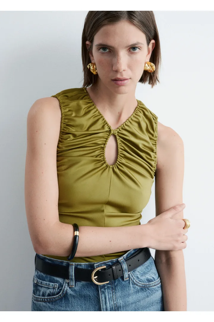 앤아더스토리즈 콘트라스트 메탈 레진 뱅글의 블랙ㅣ골드컬러 ECOMLook입니다.