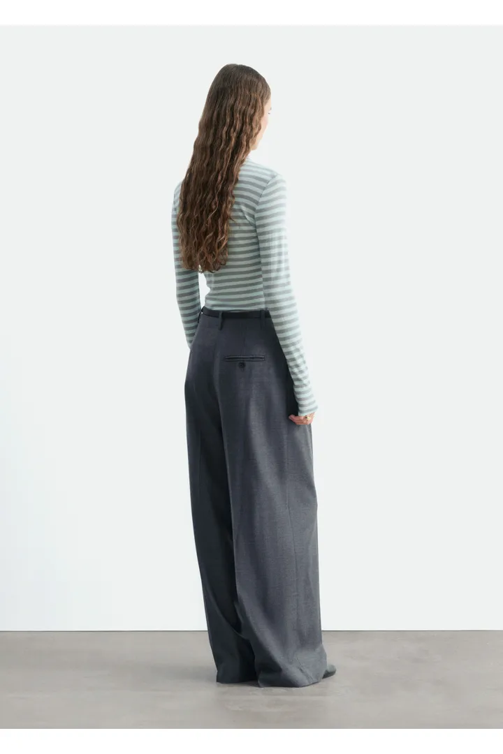 앤아더스토리즈 울 모크 넥 탑 의 민트/스트라이프 컬러 ECOMLook입니다.