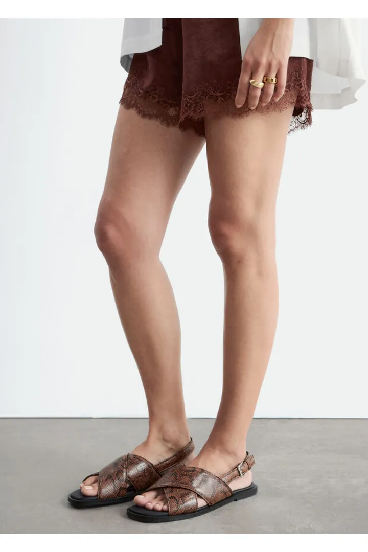 앤아더스토리즈 크로스오버 레더 샌들의 브라운/페이크 스네이크컬러 Environmental입니다.