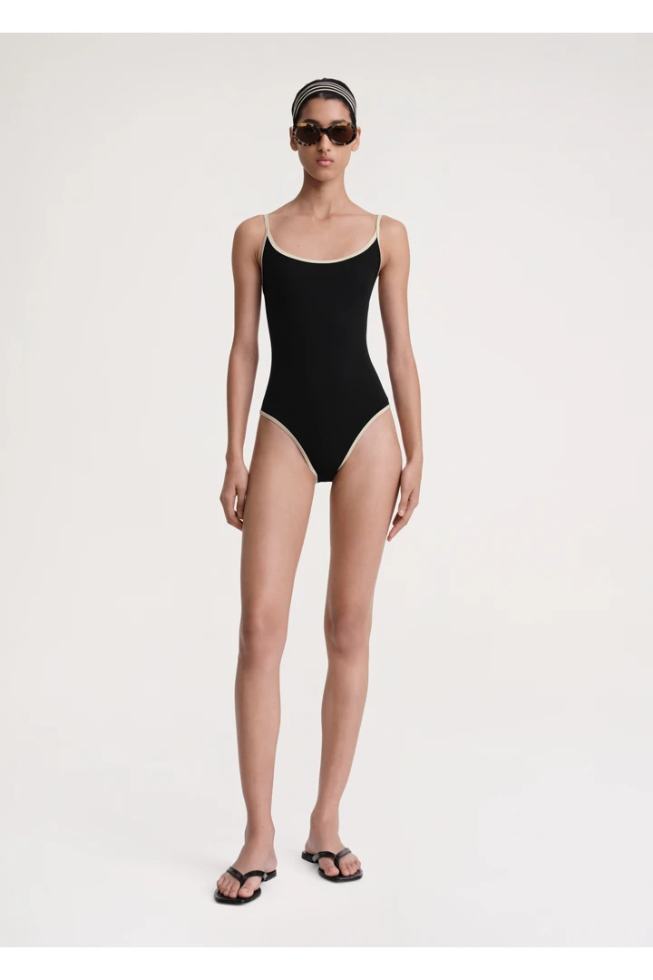 TOTEME 스트라이프 엣지 스윔수트 블랙의 블랙컬러 0번쨰 이미지입니다.