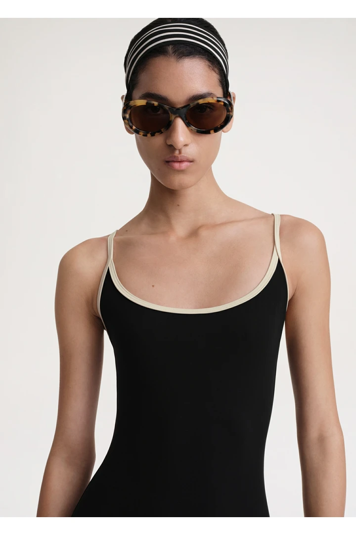 TOTEME 스트라이프 엣지 스윔수트 블랙의 블랙컬러 3번쨰 이미지입니다.