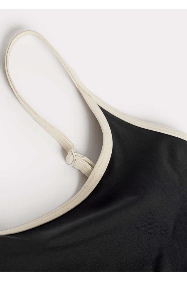 TOTEME 스트라이프 엣지 스윔수트 블랙의 블랙컬러 4번쨰 이미지입니다.