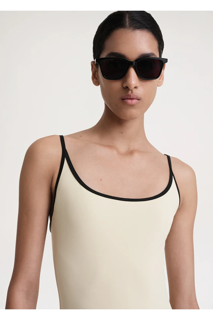 TOTEME 스트라이프 엣지 스윔수트 라이트 헤이의 라이트 헤이컬러 3번쨰 이미지입니다.