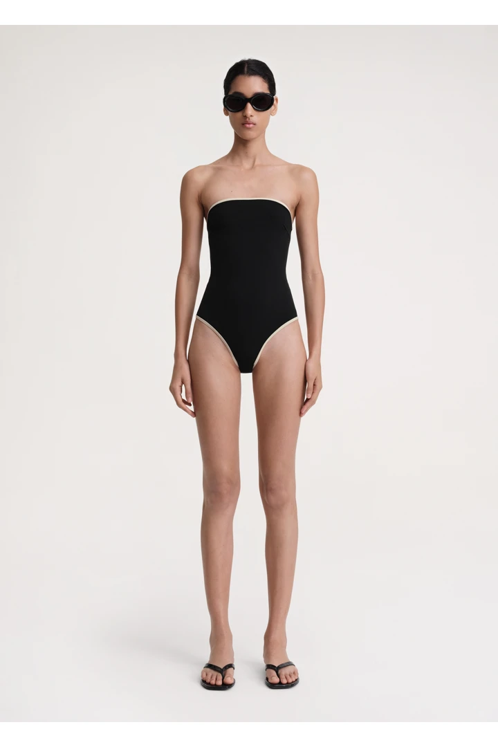 TOTEME 스트라이프 엣지 스트래플리스 스윔수트 블랙의 블랙컬러 0번쨰 이미지입니다.