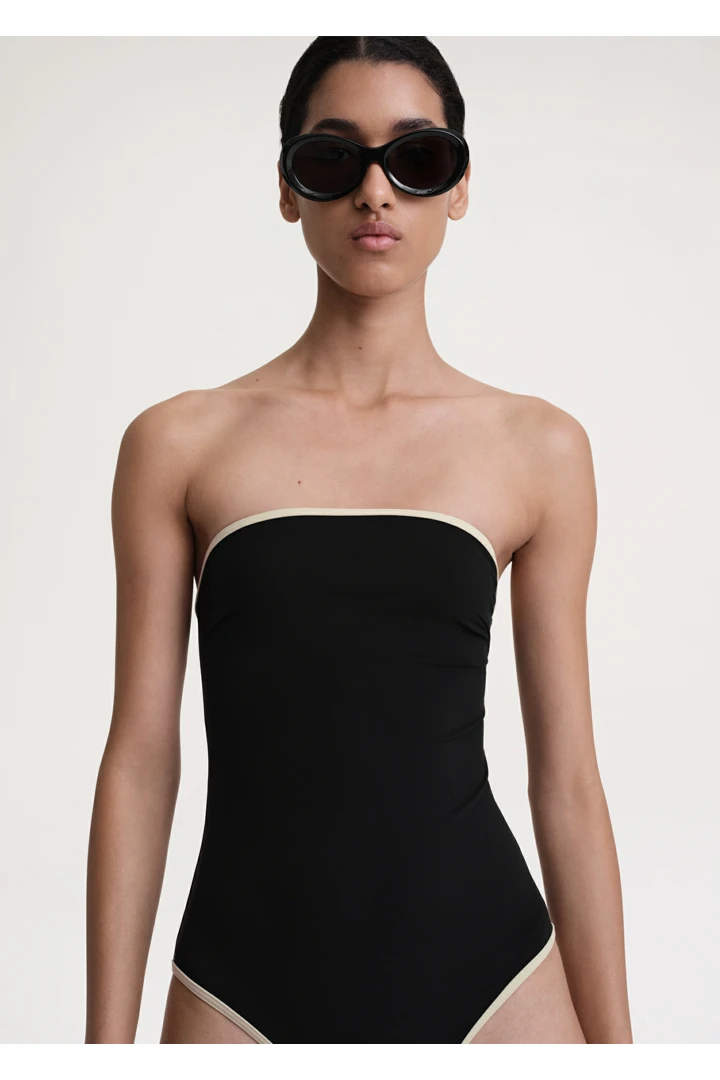 TOTEME 스트라이프 엣지 스트래플리스 스윔수트 블랙의 블랙컬러 3번쨰 이미지입니다.