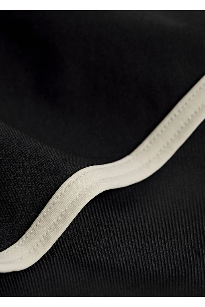 TOTEME 스트라이프 엣지 스트래플리스 스윔수트 블랙의 블랙컬러 4번쨰 이미지입니다.