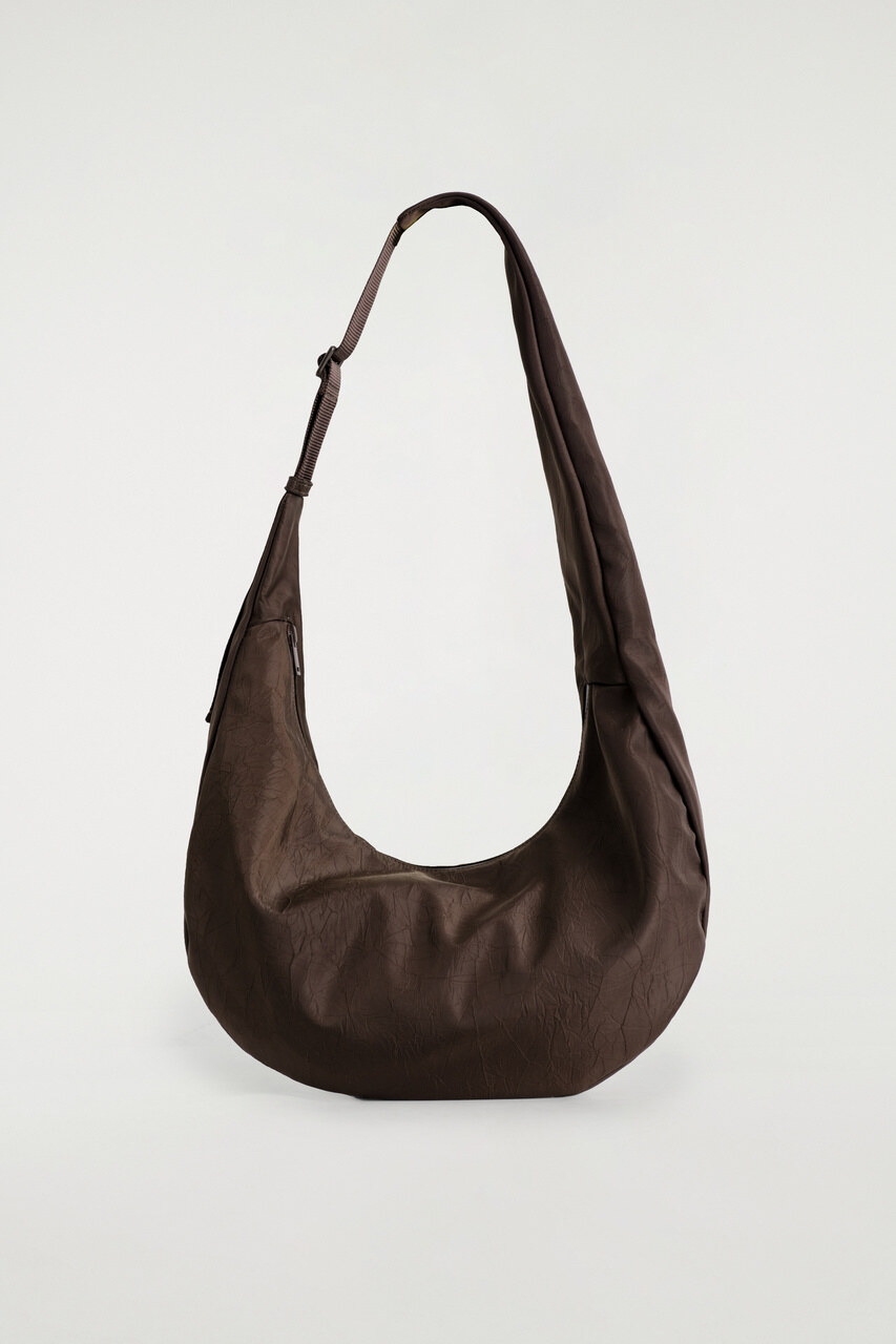 커브드 크로스바디 백 - 크링클드