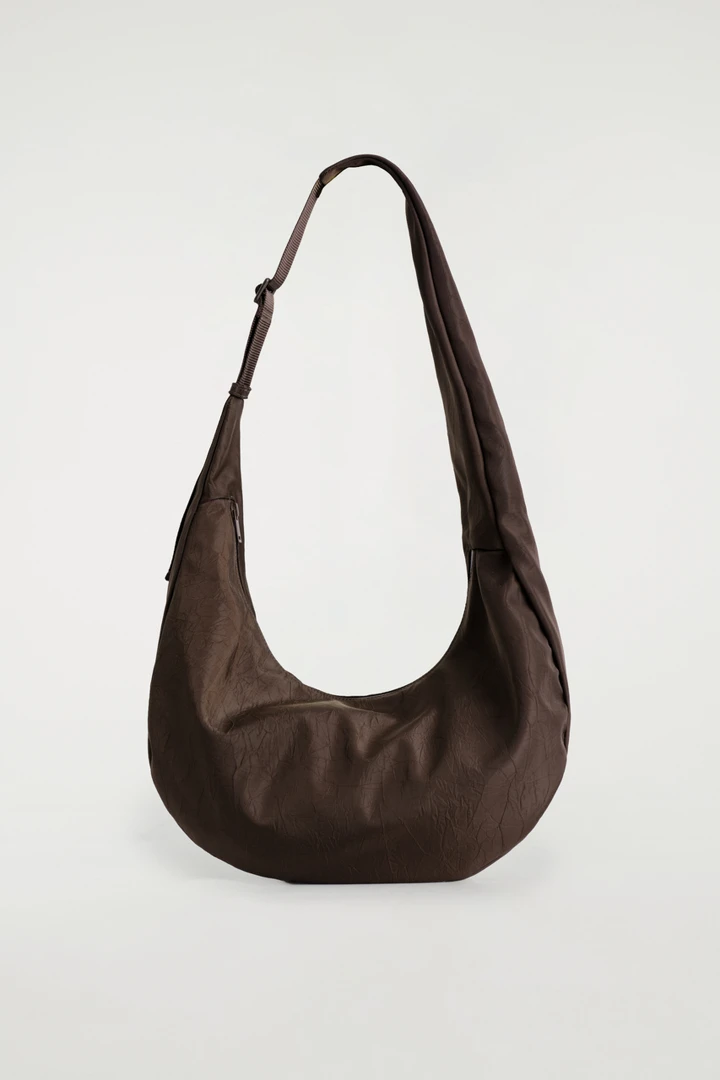 COS default image 4 of 브라운 in 커브드 크로스바디 백 - 크링클드