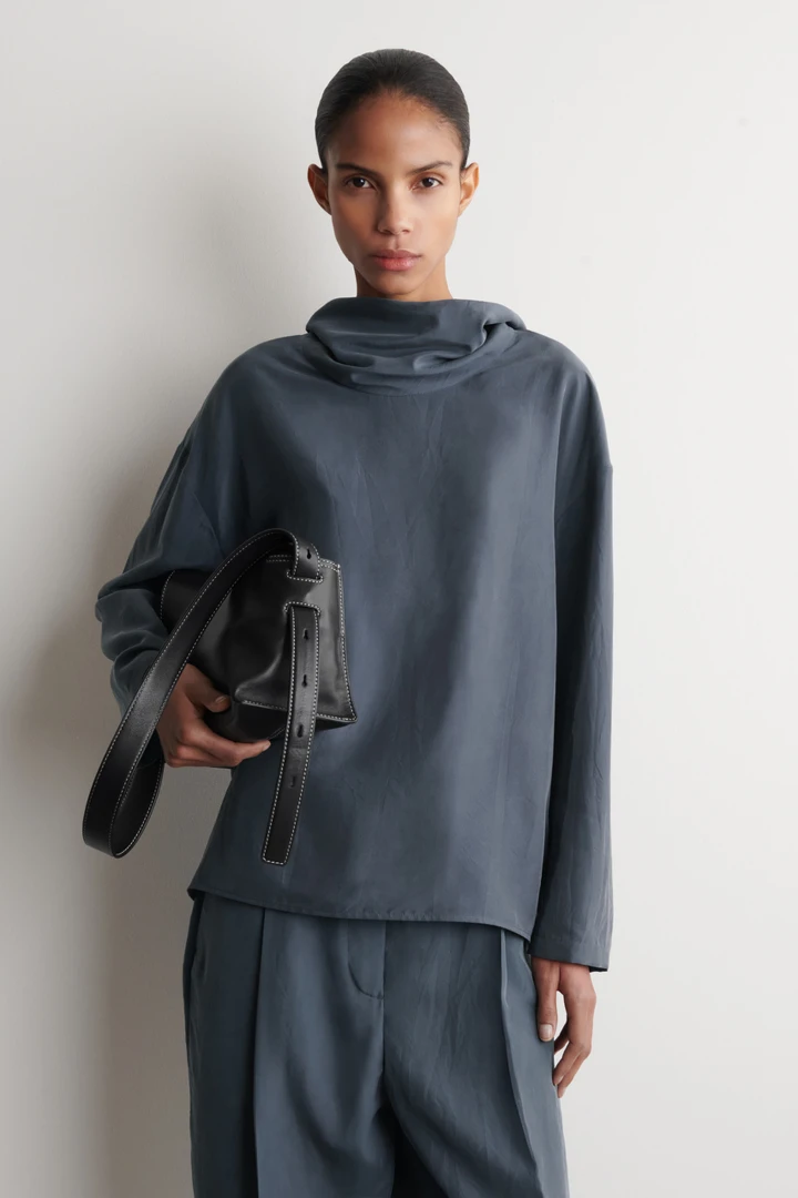 COS default image 28 of 블루 in 크링클드 실크 퍼널넥 탑