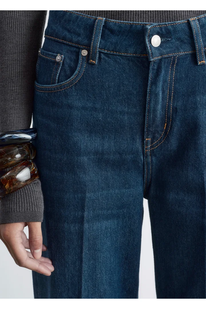 앤아더스토리즈 테이퍼드 진의 미디엄 블루컬러 ECOMLook입니다.