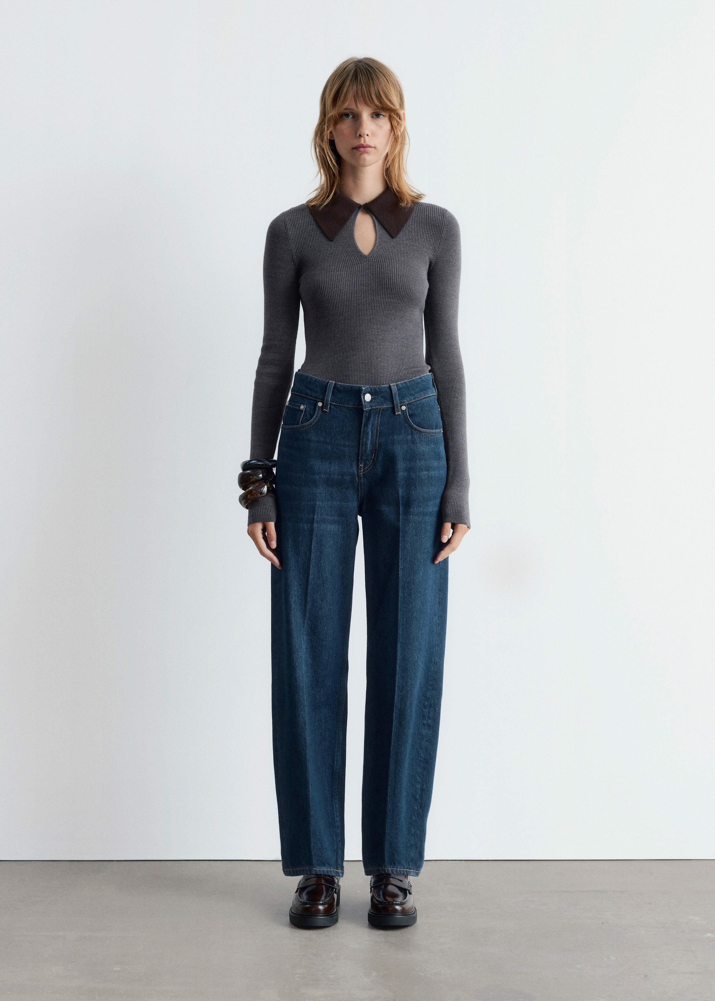 앤아더스토리즈 테이퍼드 진의 미디엄 블루컬러 ECOMLook입니다.