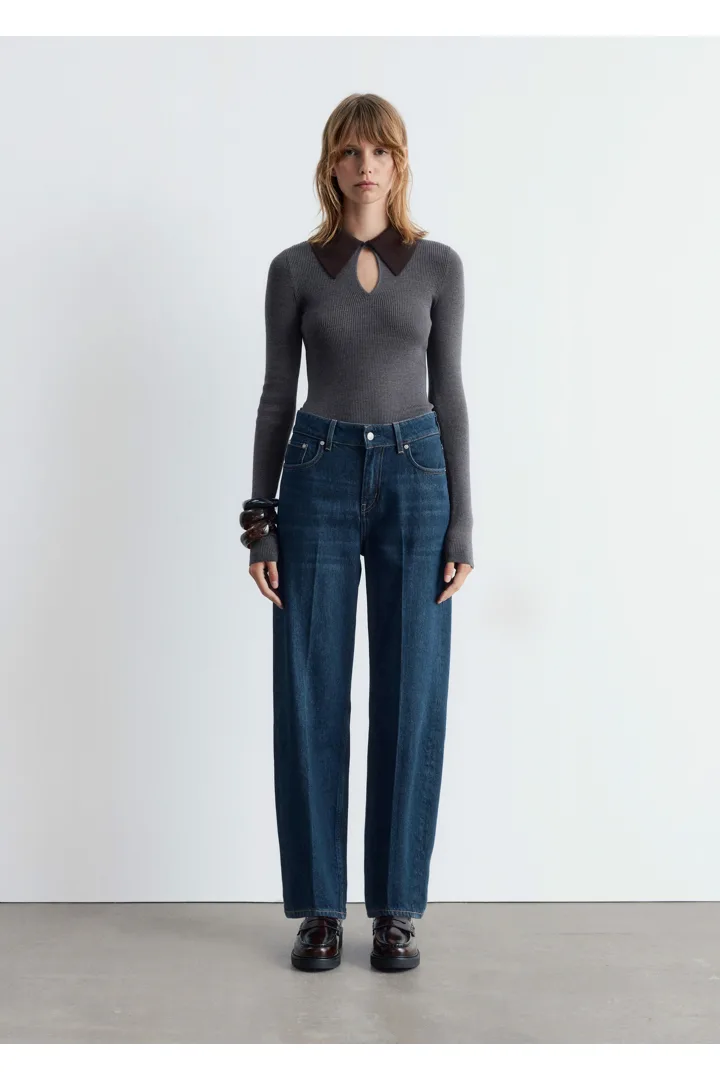 앤아더스토리즈 테이퍼드 진의 미디엄 블루컬러 ECOMLook입니다.