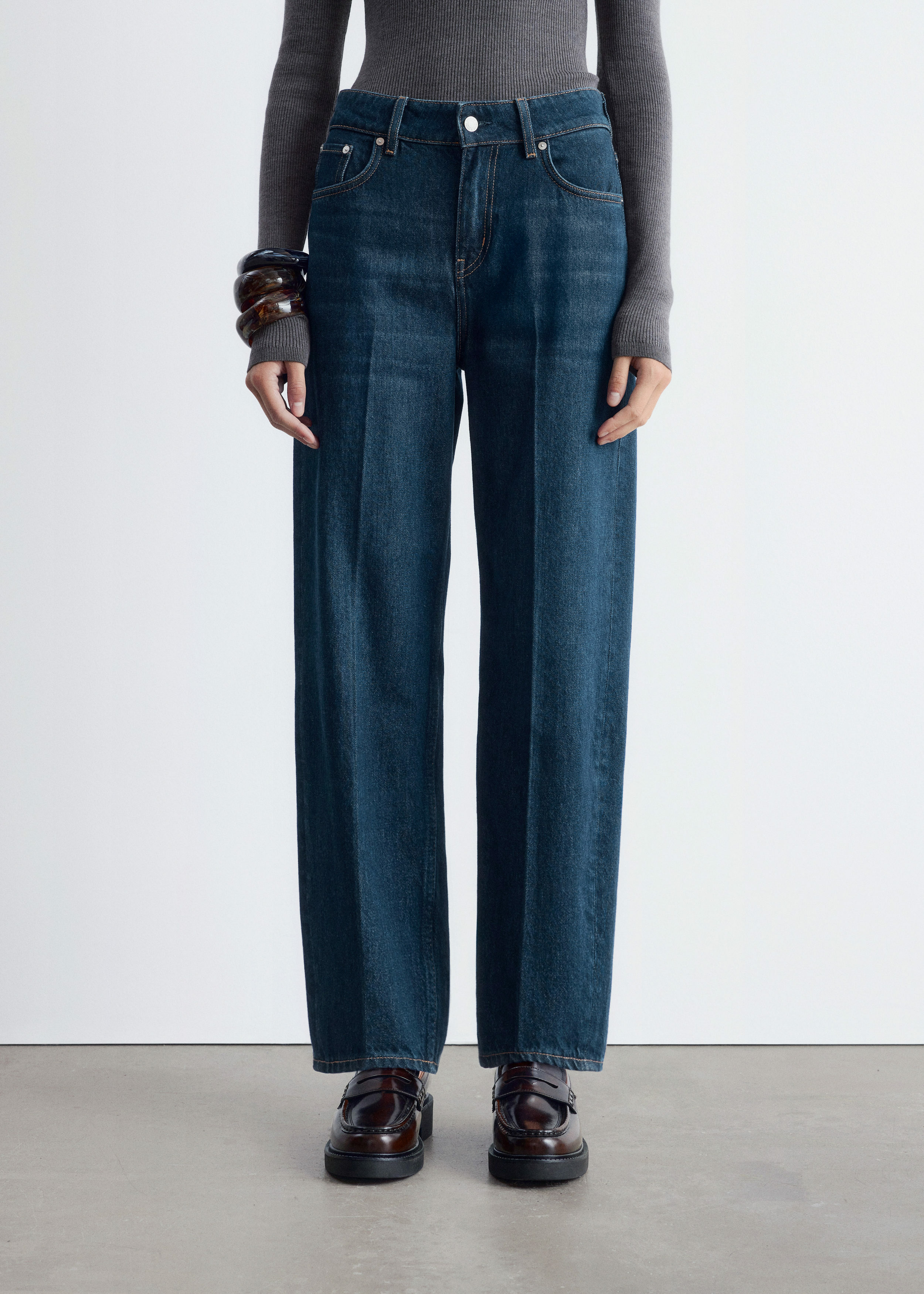 앤아더스토리즈 테이퍼드 진의 미디엄 블루컬러 ECOMLook입니다.