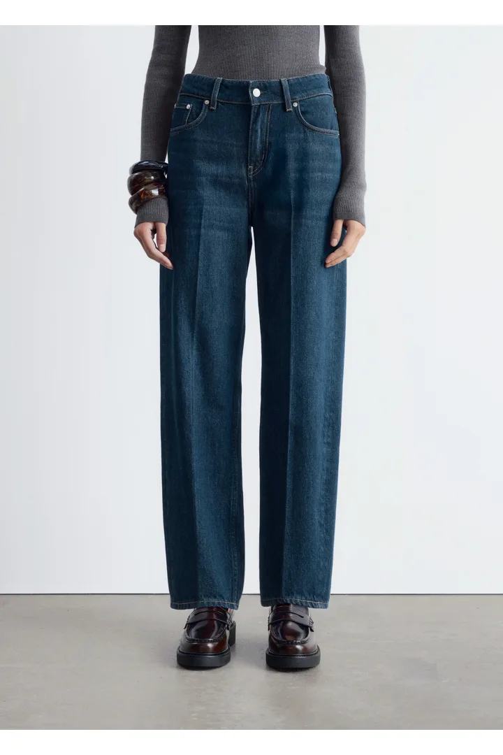 앤아더스토리즈 테이퍼드 진의 미디엄 블루컬러 ECOMLook입니다.