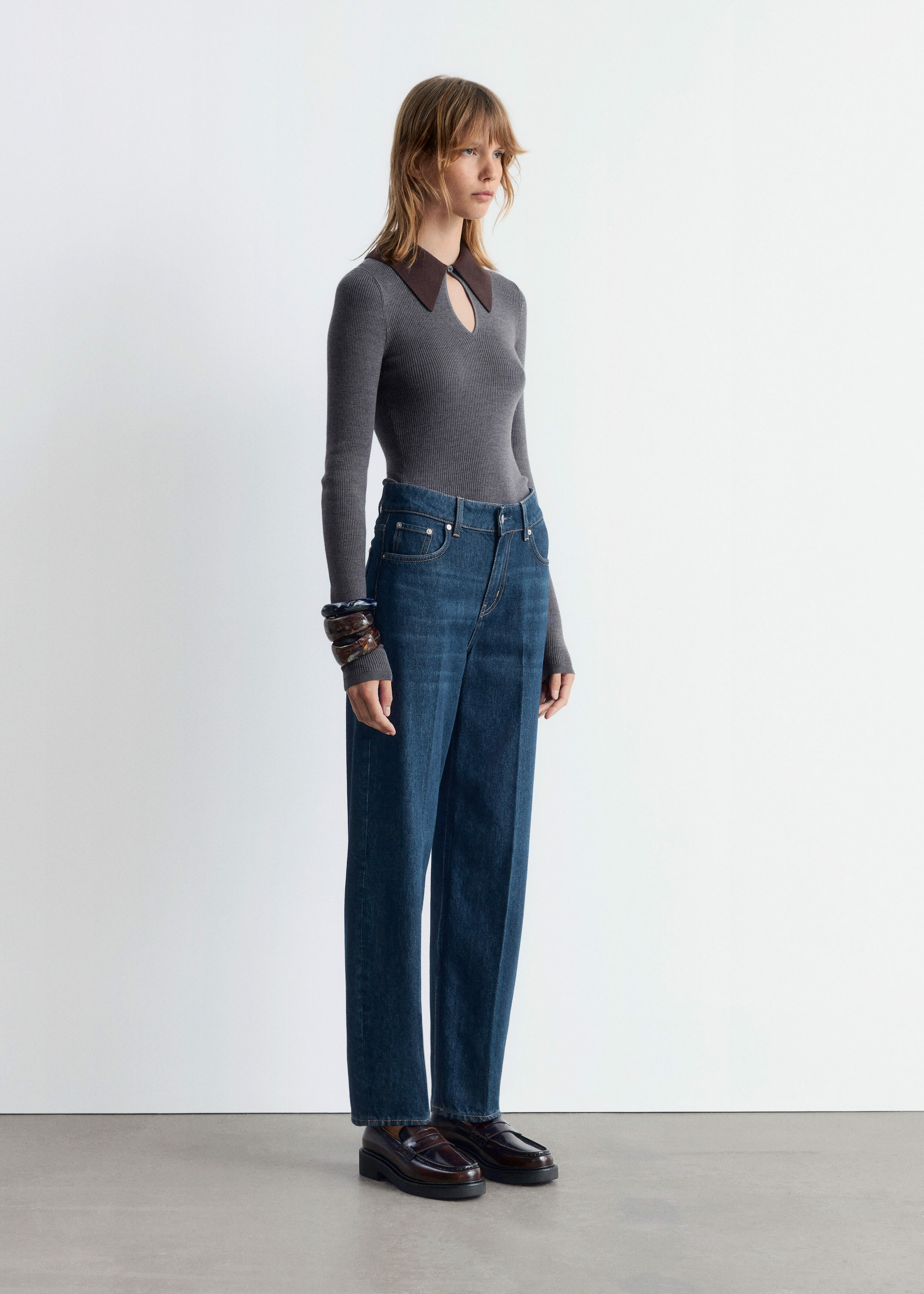 앤아더스토리즈 테이퍼드 진의 미디엄 블루컬러 ECOMLook입니다.