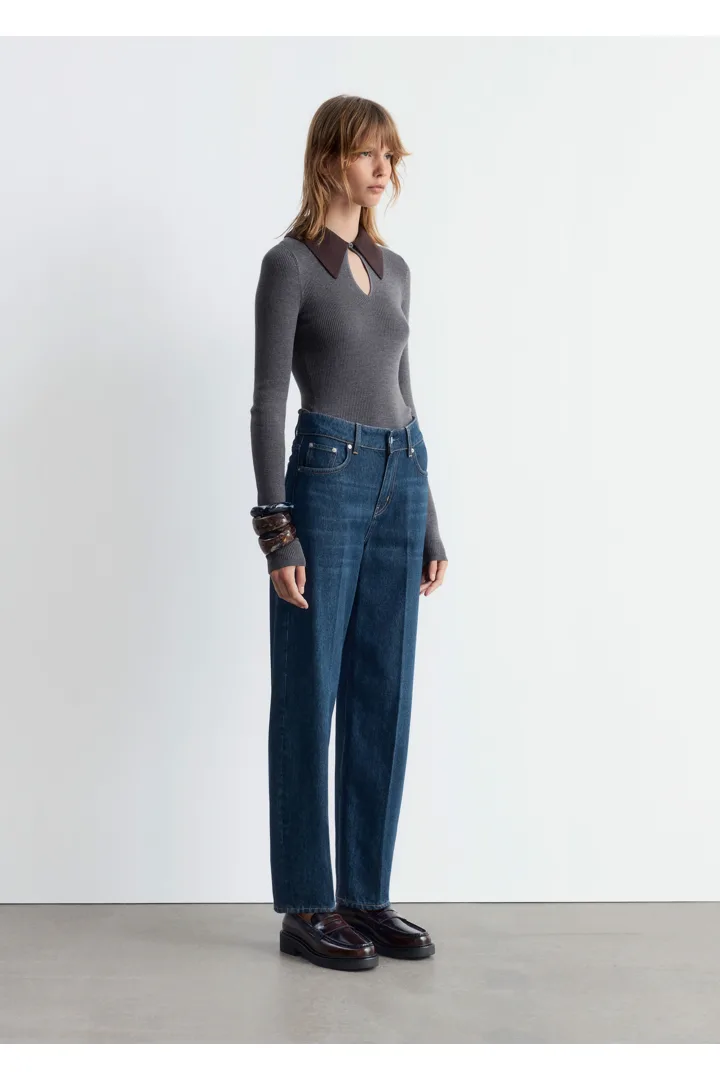 앤아더스토리즈 테이퍼드 진의 미디엄 블루컬러 ECOMLook입니다.